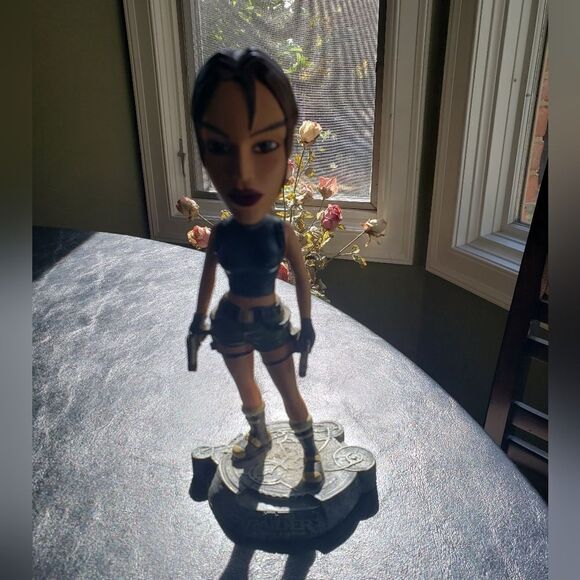 Lara Croft Bobblehead - Picture 2 of 9